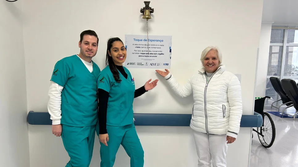 Estudantes de Enfermagem realizam instalação do Sino da Esperança em hospital