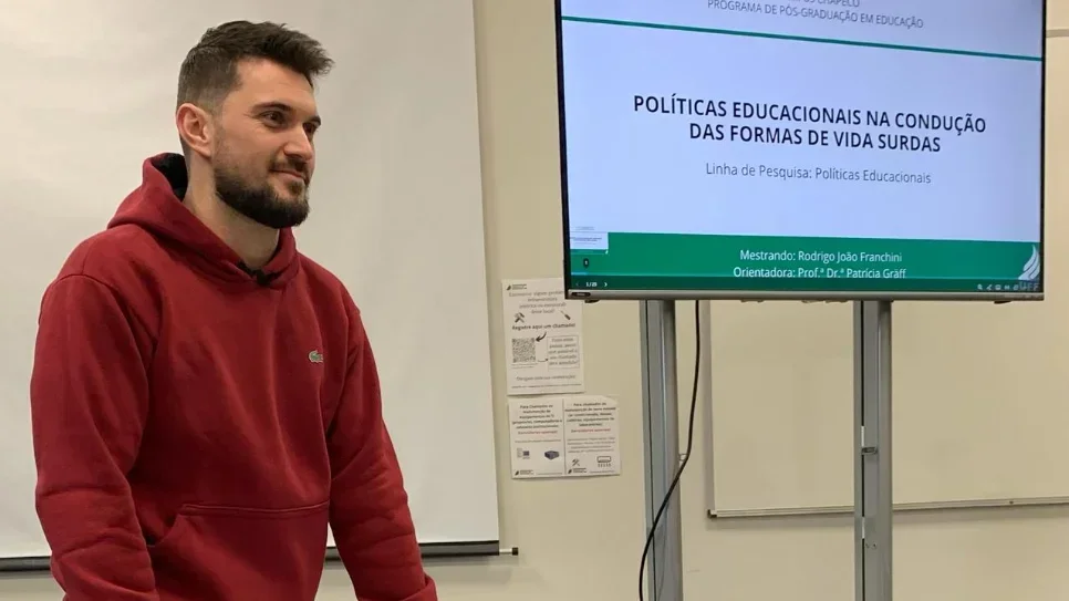 Programa de Pós-Graduação em Educação celebra primeiro mestre surdo